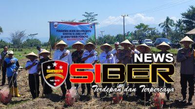 Dukung Program Presiden RI,Polres Bondowoso Adakan Penanaman Jagung Di Ponpes Mambaul Ulum Desa Kerang