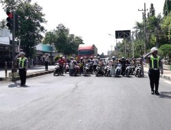 Detik-detik Proklamasi HUT ke-80 Kemerdekaan RI di Tengah Jalan Raya Situbondo