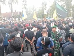 Mahasiswa,Aliansi BEM Dan Warga Lakukan Demo,Minta DPRD Transparan Dalam Mengelola Anggaran,Polres Bondowoso Dan Kodim 0822 Lakukan Pengamanan