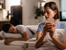 Temukan Ciri Khas Wanita Selingkuh