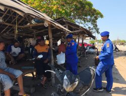 Harkamtibmas : Patroli Pesisir Polres Situbondo Berbagi Nasi Bungkus untuk Nelayan