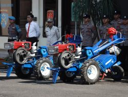 Kapolres Jember Serahkan 2 Unit Traktor Dukung Ketahanan Pangan