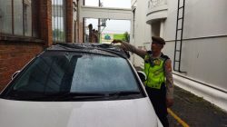 Akibat Cuaca Ekstrem di Yogyakarta, Dua Orang Terluka dan Mobil Penyok Ditimpa Papan Nama