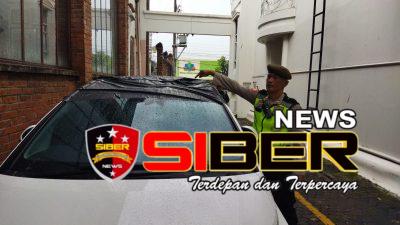 Akibat Cuaca Ekstrem di Yogyakarta, Dua Orang Terluka dan Mobil Penyok Ditimpa Papan Nama