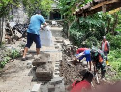 Kades Leprak Bersama Warga di Dampingi Babinsa Laksanakan Kerja Bakti, Perbaiki Tembok Penahan Tanah  Rusak Akibat Tanah yang Labil