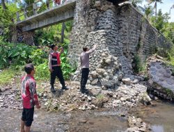 Polsek Klabang Polres Bondowoso, Tinjau Langsung Jembatan Retak dan Terkikis Arus Sungai Deras & Himbau Masyarakat Ektra Waspada ‎