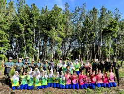 Perhutani KPH Bondowoso Ajak Siswa SMAN 2 Situbondo Cintai Lingkungan Melalui Kegiatan Penanaman Pohon