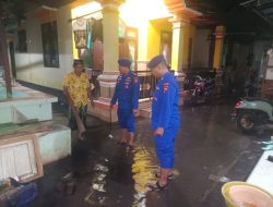 Polisi Ajak Warga Pesisir Situbondo Jaga Kebersihan Lingkungan dan Waspada Banjir Rob