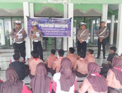 Polantas Polres Bondowoso Sapa Siswa SMPN 2 Tenggarang, Tanamkan Disiplin Berlalu Lintas Sejak Dini