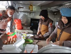 Brimob Polda Jatim Dirikan Dapur Lapangan untuk Warga Terdampak Erupsi Gunung Semeru