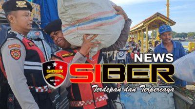 Satsamapta Polres Situbondo Panggul Barang Penumpang di Pelabuhan Jangkar Situbondo