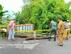 Jembatan Penghubung di Gayam Lor Ambruk Diterjang Hujan Deras, TNI Bersama Pemdes Lakukan Pengamanan