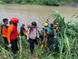 Personil Polres Bondowoso Bersama Tim Gabungan Berhasil Temukan Korban Hanyut di Bendungan Sampean Baru Bondowoso