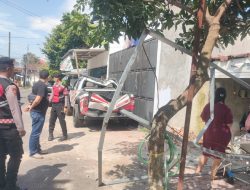 Patroli Sat Samapta Polres Bondowoso Gercep Menerima Laporan Pohon Tumbang Oleh Masyarakat