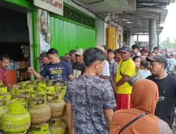 Antrean Panjang Di Pangkalan LPG 3 KG Membludak,SMSI Bondowoso Minta Pemerintah Turun Tangan