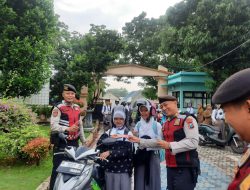 Sat Samapta Polres Situbondo Gerebek SMAN 1 Panarukan Bagi-bagi Coklat
