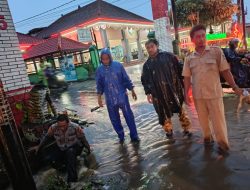 Jajaran Polsek Glenmore Sigap Atur Lalu Lintas Akibat Genangan Air di Jalan Raya Nasional