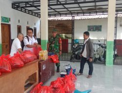 Babinsa Desa Poncogati Bersama Perangkat Desa Salurkan Bantuan Sembako Kepada Kaum Dhuafa