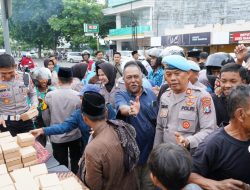 Depan Mapolres Situbondo Mendadak Ramai, Kapolres dan Wartawan Bagi 500 Takjil