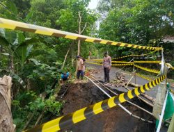 Pasang Police Line Polres Lumajang Tangani Longsor di Tempursari Kendaraan Berat Dilarang Melintas