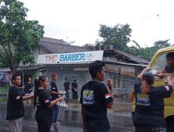 Ramadan Berkah, Komunitas Editor Desa Karanganyar Bondowoso Berbagi Takjil Kepada Pengendara