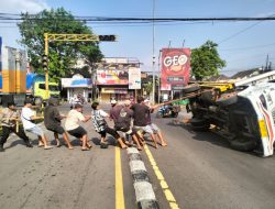 Truk Terguling di Simpang Lampu Merah Sukodono, Polisi dan Warga Bahu-Membahu Evakuasi