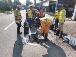 Menjelang lebaran hari raya idul Fitri Dinas PUPR kabupaten Magetan geber perbaikan jalan berlubang guna kenyamanan pengendara