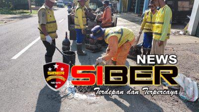 Menjelang lebaran hari raya idul Fitri Dinas PUPR kabupaten Magetan geber perbaikan jalan berlubang guna kenyamanan pengendara