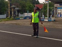 Pemerintah Desa Ngadirejo Aktifkan Linmas guna Atur Lalu Lintas Demi Keselamatan Warga