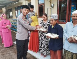 Polri Untuk Masyarakat : AKP Nisin Pimpin Bagi Takjil Berikan Edukasi Tentang Tertib Lalu Lintas