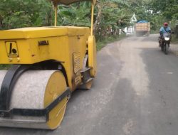 PT Budi Trijaya Sentosa Perbaiki Jalan Rusak di Desa Taji Jelang Lebaran