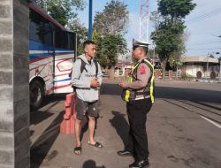 Edukasi Intensif H+1 Lebaran, Polres Bondowoso Ingatkan Keselamatan Pemudik di Jalan