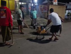 Tak Perlu Tunggu Janji Pemerintah, Warga Pujer Bondowoso Tambal Jalan Rusak Pakai Dana Pribadi