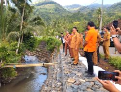 Pastikan Akses Warga Pulih, Ini Langkah Nyata Bupati Bondowoso Saat Tinjau Jembatan Rusak di Wonoboyo