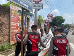 Polisi dan Satpol PP Tertibkan Reklame, Jaga Keselamatan Pengguna Jalan di Kediri