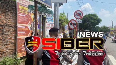 Polisi dan Satpol PP Tertibkan Reklame, Jaga Keselamatan Pengguna Jalan di Kediri