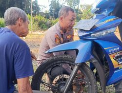 Kapolsek Sempol Polres Bondowoso Bantu Kakek Perbaiki Kendaraannya Yang Rusak di Jalanan Sepi