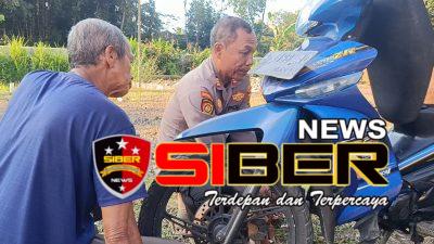 Kapolsek Sempol Polres Bondowoso Bantu Kakek Perbaiki Kendaraannya Yang Rusak di Jalanan Sepi