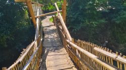 Warga Desa Jumpong Bondowoso Keluhkan Jembatan Rusak Hampir 3 Tahun, Harus Lewat Jalan Bambu Berisiko