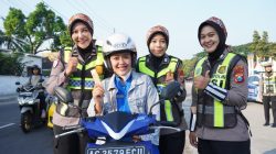 Hari Kartini, Srikandi Lantas Kediri Edukasi Safety Riding dan Bagikan Helm untuk Ojol Wanita