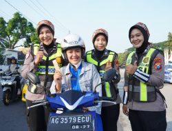 Hari Kartini, Srikandi Lantas Kediri Edukasi Safety Riding dan Bagikan Helm untuk Ojol Wanita