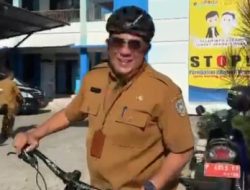 Contoh Nyata Gaya Hidup Sehat Kadis DP3AP2KB Situbondo Pilih Naik Sepeda Onthel Ke kantor