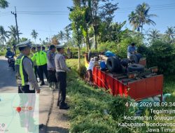 Truck Guling Di Tanjakan Grujugan,Polisi Bondowoso Gerak Cepat Evakuasi