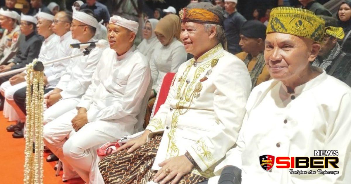 Bupati Tasikmalaya Serahkan Naskah Amanat Galunggung ke KDM