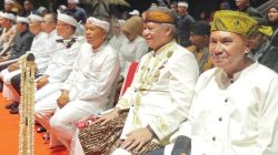 Bupati Tasikmalaya Serahkan Naskah Amanat Galunggung ke KDM