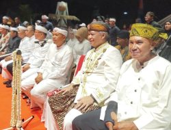 Bupati Tasikmalaya Serahkan Naskah Amanat Galunggung ke KDM