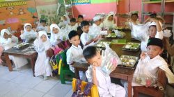 Siswa Antusias Nikmati MBG dari SPPG Tamanan 2 Kemirian Bondowoso