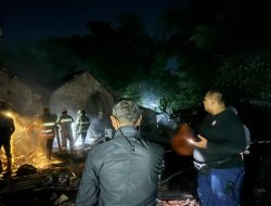 Dua Rumah di Desa Pengarang Bondowoso Ludes Terbakar, Kerugian Ditaksir Capai Rp100 Juta,Damkar Bersama Stakeholder Bantu Padamkan Si Jago Merah
