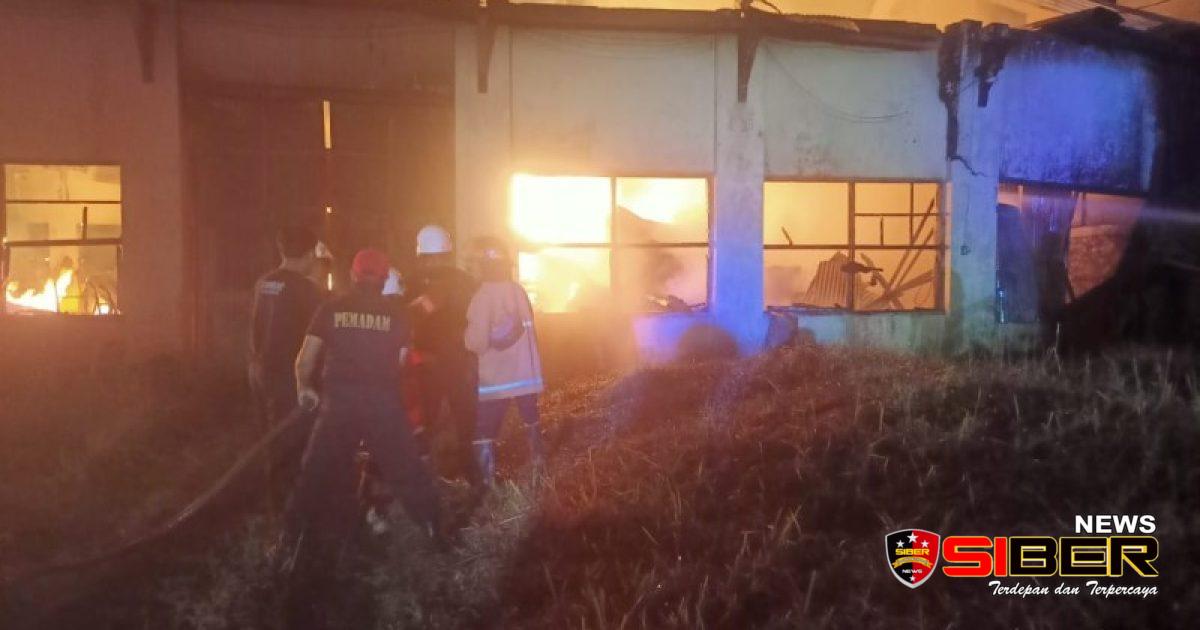 Gudang Penyimpanan Alas Tembakau di Pancoran Bondowoso Terbakar, Penyebab Masih Diselidiki