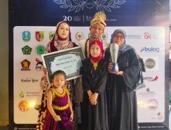 Doa Ibu Sepanjang Masa,Pengacara Nyentrik Asal Bondowoso Raih Penghargaan